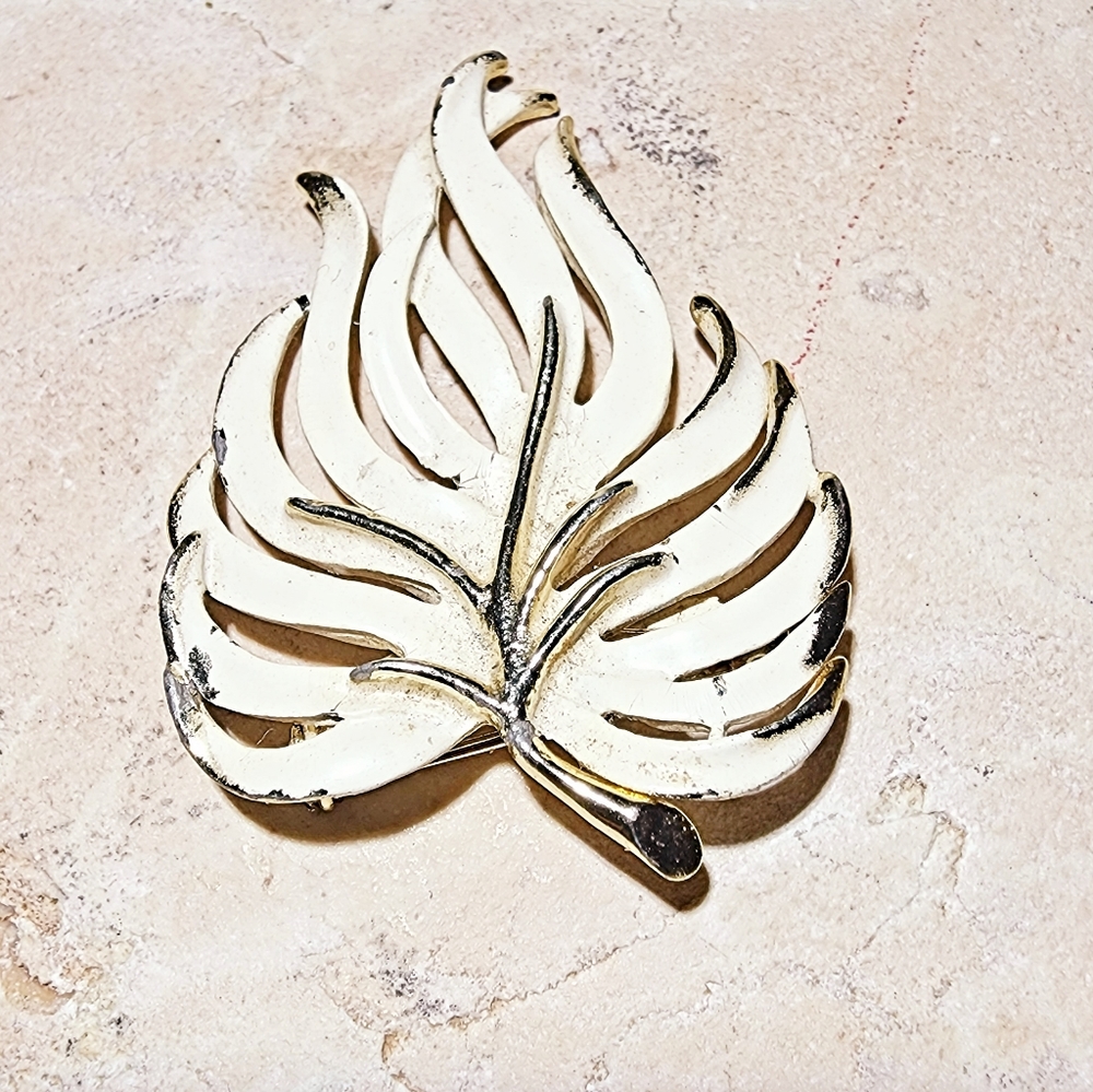 Vintage 1960 cream enamel gold fern brooch